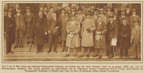 871816 Groepsportret van vijftien Hongaarse studenten, met hun gastheren voor het Centraal Station te Utrecht. De ...